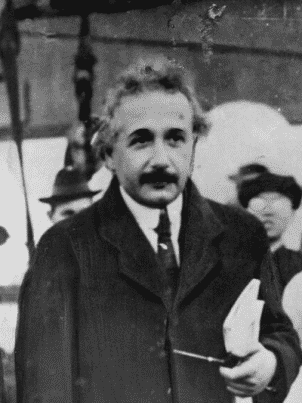 Ảnh Einstein lúc đến Kobe, 43t, tay cầm ống điếu, không biết tay kia có xách cây đàn violin như lệ thường hay không.